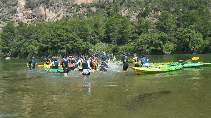 Grup de kayaks al riu Ebre — Beniemocions
