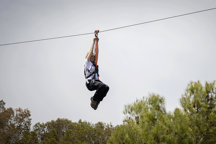 Grup d'adults al parc aventura Beniemocions
